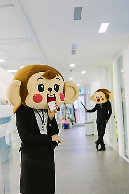 포토 JPG 전신 여자 남자 커피 회사 티타임 휴식 실내 서기 미소 웃음 정장 상반신 20대 성인 두명 사무실 기댐 한국인 원숭이 비즈니스맨 비즈니스우먼 복도 종이컵 원숭이캐릭터 동물탈 원숭이머리 인형탈 청년만 성인만 국내포토 옷 음료 동물캐릭터 컨셉 비즈니스 포유류 모션 표정 사람 동양인 청년 내부 컵 직장인 일회용 탈 파일형식