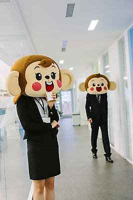 포토 JPG 전신 여자 남자 커피 회사 티타임 휴식 실내 서기 미소 웃음 정장 상반신 20대 성인 두명 사무실 걷기 기댐 한국인 원숭이 비즈니스맨 비즈니스우먼 복도 종이컵 원숭이캐릭터 동물탈 원숭이머리 인형탈 청년만 성인만 국내포토 옷 음료 동물캐릭터 컨셉 비즈니스 포유류 모션 표정 사람 동양인 청년 내부 컵 직장인 일회용 탈 파일형식