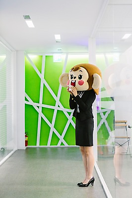 포토 JPG 전신 여자 커피 회사 티타임 휴식 실내 한명 서기 미소 웃음 정장 20대 성인 옆모습 사무실 한국인 원숭이 비즈니스우먼 복도 종이컵 원숭이캐릭터 동물탈 원숭이머리 인형탈 여자만 청년여자한명만 성인여자한명만 국내포토 1 옷 음료 뷰포인트 동물캐릭터 컨셉 비즈니스 포유류 모션 표정 사람 동양인 청년 내부 컵 직장인 일회용 탈 여자한명만 성인여자만 청년여자만 파일형식