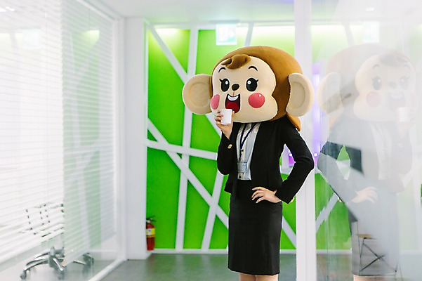 포토 JPG 여자 커피 허리손 회사 티타임 휴식 실내 한명 서기 미소 웃음 정장 상반신 20대 성인 옆모습 사무실 한국인 원숭이 비즈니스우먼 복도 종이컵 원숭이캐릭터 동물탈 원숭이머리 인형탈 여자만 청년여자한명만 성인여자한명만 국내포토 1 옷 음료 뷰포인트 동물캐릭터 포즈 컨셉 비즈니스 포유류 모션 표정 사람 동양인 청년 내부 컵 직장인 일회용 탈 여자한명만 성인여자만 청년여자만 파일형식