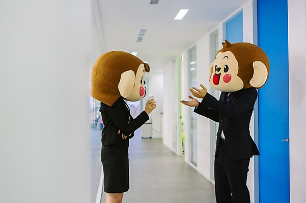 포토 JPG 여자 남자 회사 실내 말하기 대화 서기 미소 웃음 들기 정장 손짓 상반신 20대 성인 두명 옆모습 사무실 마주보기 한국인 원숭이 비즈니스맨 비즈니스우먼 복도 종이컵 원숭이캐릭터 동물탈 원숭이머리 인형탈 청년만 성인만 국내포토 옷 뷰포인트 동물캐릭터 비즈니스 포유류 모션 표정 사람 동양인 청년 내부 컵 직장인 일회용 탈 파일형식