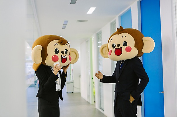 포토 JPG 여자 남자 회사 실내 말하기 대화 서기 미소 웃음 들기 정장 손짓 상반신 20대 성인 두명 옆모습 사무실 마주보기 한국인 원숭이 비즈니스맨 비즈니스우먼 복도 종이컵 원숭이캐릭터 동물탈 원숭이머리 인형탈 청년만 성인만 국내포토 옷 뷰포인트 동물캐릭터 비즈니스 포유류 모션 표정 사람 동양인 청년 내부 컵 직장인 일회용 탈 파일형식