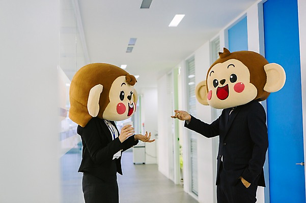 포토 JPG 여자 남자 회사 실내 말하기 대화 서기 미소 웃음 들기 정장 손짓 상반신 20대 성인 두명 옆모습 사무실 마주보기 한국인 원숭이 비즈니스맨 비즈니스우먼 복도 종이컵 원숭이캐릭터 동물탈 원숭이머리 인형탈 청년만 성인만 국내포토 옷 뷰포인트 동물캐릭터 비즈니스 포유류 모션 표정 사람 동양인 청년 내부 컵 직장인 일회용 탈 파일형식