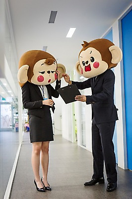 포토 JPG 전신 여자 남자 회사 실내 서기 들기 정장 20대 성인 두명 사무실 한국인 분노 원숭이 비즈니스맨 비즈니스우먼 복도 꾸지람 실수 원숭이캐릭터 동물탈 서류판 원숭이머리 인형탈 청년만 성인만 머리긁기 국내포토 옷 감정 동물캐릭터 비즈니스 포유류 모션 사람 동양인 청년 내부 사무용품 직장인 체벌 탈 파일형식 긁기