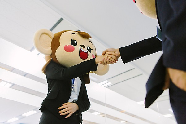 포토 JPG 여자 남자 로우앵글 회사 악수 실내 미소 웃음 정장 상반신 20대 성인 두명 사무실 손잡기 한국인 원숭이 비즈니스맨 비즈니스우먼 복도 원숭이캐릭터 동물탈 원숭이머리 인형탈 청년만 성인만 국내포토 옷 뷰포인트 동물캐릭터 비즈니스 포유류 모션 표정 사람 동양인 손짓 청년 내부 직장인 탈 파일형식