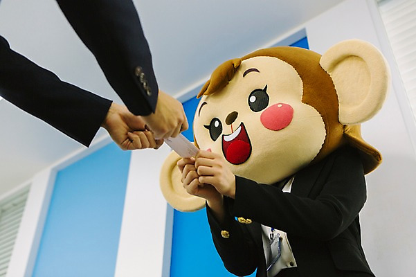 포토 JPG 손 여자 로우앵글 회사 명함 실내 미소 웃음 정장 상반신 20대 성인 두명 신체부위 사무실 한국인 원숭이 비즈니스우먼 복도 주기 획득 원숭이캐릭터 동물탈 원숭이머리 인형탈 국내포토 옷 뷰포인트 동물캐릭터 비즈니스 포유류 모션 표정 사람 동양인 청년 내부 직장인 탈 파일형식