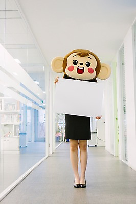 포토 JPG 전신 여자 회사 사각프레임 실내 한명 서기 미소 웃음 들기 정장 20대 성인 앞모습 사무실 한국인 원숭이 비즈니스우먼 복도 원숭이캐릭터 동물탈 원숭이머리 인형탈 여자만 청년여자한명만 성인여자한명만 국내포토 1 옷 뷰포인트 동물캐릭터 비즈니스 포유류 모션 프레임 표정 사람 동양인 청년 내부 사각형 직장인 탈 여자한명만 성인여자만 청년여자만 파일형식