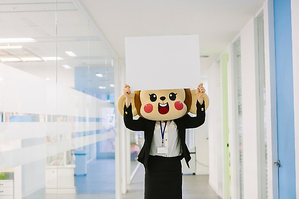 포토 JPG 여자 회사 사각프레임 실내 한명 서기 미소 웃음 들기 정장 상반신 20대 성인 앞모습 사무실 손들기 한국인 원숭이 비즈니스우먼 복도 원숭이캐릭터 동물탈 원숭이머리 인형탈 여자만 청년여자한명만 성인여자한명만 국내포토 1 옷 뷰포인트 동물캐릭터 비즈니스 포유류 모션 프레임 표정 사람 동양인 청년 내부 사각형 직장인 탈 여자한명만 성인여자만 청년여자만 파일형식