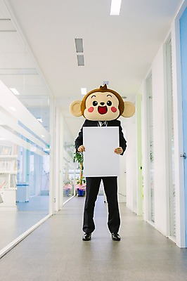 포토 JPG 전신 남자 회사 사각프레임 실내 한명 서기 미소 웃음 들기 정장 20대 성인 앞모습 사무실 한국인 원숭이 비즈니스맨 복도 원숭이캐릭터 동물탈 원숭이머리 인형탈 남자만 청년남자한명만 성인남자한명만 국내포토 1 옷 뷰포인트 동물캐릭터 비즈니스 포유류 모션 프레임 표정 사람 동양인 청년 내부 사각형 직장인 탈 남자한명만 성인남자만 청년남자만 파일형식