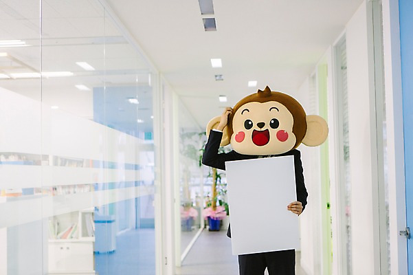 포토 JPG 남자 회사 사각프레임 실내 한명 서기 미소 웃음 들기 정장 상반신 20대 성인 앞모습 사무실 한국인 원숭이 비즈니스맨 복도 원숭이캐릭터 동물탈 원숭이머리 인형탈 남자만 청년남자한명만 성인남자한명만 머리긁기 국내포토 1 옷 뷰포인트 동물캐릭터 비즈니스 포유류 모션 프레임 표정 사람 동양인 청년 내부 사각형 직장인 탈 남자한명만 성인남자만 청년남자만 파일형식 긁기