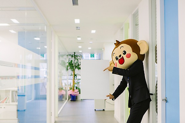 포토 JPG 남자 회사 사각프레임 실내 한명 서기 미소 웃음 들기 정장 상반신 20대 성인 옆모습 사무실 기댐 한국인 원숭이 비즈니스맨 복도 원숭이캐릭터 동물탈 원숭이머리 인형탈 남자만 청년남자한명만 성인남자한명만 국내포토 1 옷 뷰포인트 동물캐릭터 비즈니스 포유류 모션 프레임 표정 사람 동양인 청년 내부 사각형 직장인 탈 남자한명만 성인남자만 청년남자만 파일형식