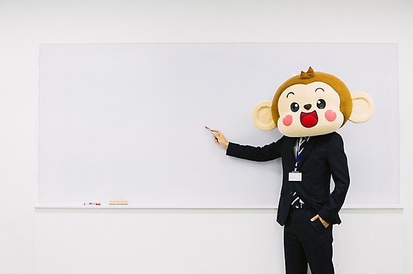 포토 JPG 남자 회사 실내 한명 서기 미소 웃음 정장 상반신 20대 성인 앞모습 사무실 칠판 한국인 원숭이 비즈니스맨 회의실 주머니손 원숭이캐릭터 보드마카 동물탈 원숭이머리 인형탈 남자만 청년남자한명만 성인남자한명만 국내포토 1 옷 뷰포인트 동물캐릭터 비즈니스 포유류 모션 표정 사람 동양인 청년 내부 펜 직장인 탈 남자한명만 성인남자만 청년남자만 파일형식