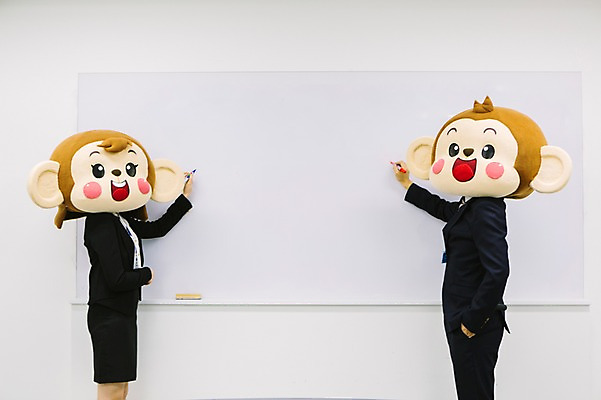 포토 JPG 여자 남자 회사 실내 서기 미소 웃음 정장 상반신 20대 성인 두명 옆모습 사무실 칠판 한국인 원숭이 비즈니스맨 비즈니스우먼 회의실 주머니손 원숭이캐릭터 보드마카 동물탈 원숭이머리 인형탈 청년만 성인만 국내포토 옷 뷰포인트 동물캐릭터 비즈니스 포유류 모션 표정 사람 동양인 청년 내부 펜 직장인 탈 파일형식