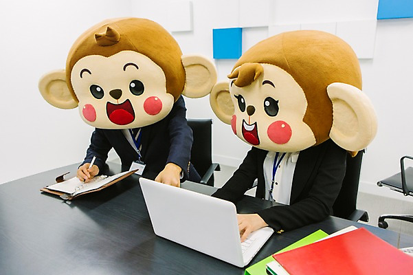 포토 JPG 여자 남자 회사 실내 미소 웃음 앉기 정장 상반신 20대 성인 두명 노트북 사무실 다이어리 한국인 원숭이 업무 비즈니스맨 비즈니스우먼 파일 원숭이캐릭터 동물탈 원숭이머리 인형탈 청년만 성인만 국내포토 옷 동물캐릭터 비즈니스 포유류 모션 표정 사람 동양인 청년 내부 전자제품 사무용품 작업 직장인 탈 파일형식