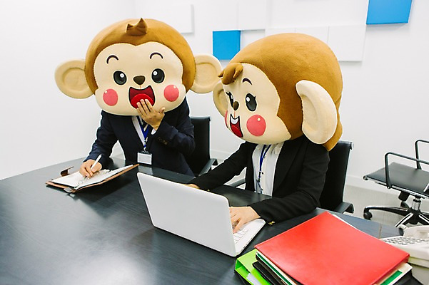 포토 JPG 여자 남자 회사 실내 미소 웃음 앉기 정장 상반신 20대 성인 두명 노트북 사무실 다이어리 한국인 원숭이 업무 비즈니스맨 비즈니스우먼 파일 입가림 원숭이캐릭터 동물탈 원숭이머리 인형탈 청년만 성인만 국내포토 옷 동물캐릭터 비즈니스 포유류 모션 표정 사람 동양인 청년 내부 전자제품 사무용품 가림 작업 직장인 탈 파일형식
