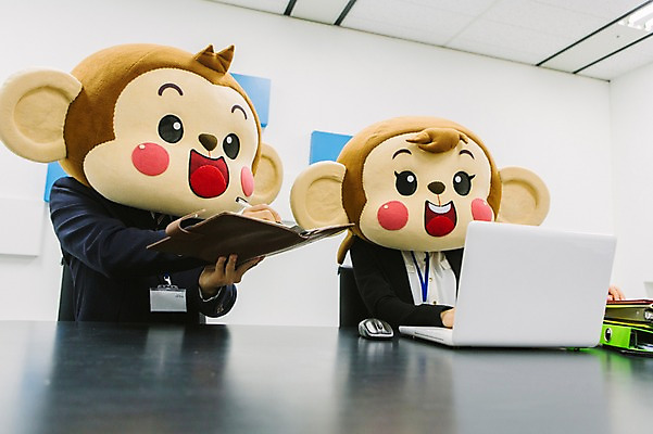 포토 JPG 여자 남자 회사 실내 미소 웃음 앉기 정장 상반신 20대 성인 두명 노트북 사무실 다이어리 한국인 원숭이 기록 업무 비즈니스맨 비즈니스우먼 파일 원숭이캐릭터 동물탈 원숭이머리 인형탈 청년만 성인만 국내포토 옷 동물캐릭터 비즈니스 포유류 모션 표정 사람 동양인 청년 내부 전자제품 사무용품 작업 직장인 탈 파일형식