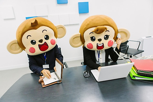 포토 JPG 여자 남자 회사 실내 미소 웃음 앉기 정장 상반신 20대 성인 두명 앞모습 노트북 사무실 다이어리 한국인 원숭이 업무 비즈니스맨 비즈니스우먼 유선전화기 수화기 파일 통화 원숭이캐릭터 동물탈 원숭이머리 인형탈 청년만 성인만 국내포토 옷 뷰포인트 동물캐릭터 비즈니스 포유류 모션 표정 사람 동양인 청년 내부 전자제품 사무용품 작업 직장인 전화기 탈 파일형식
