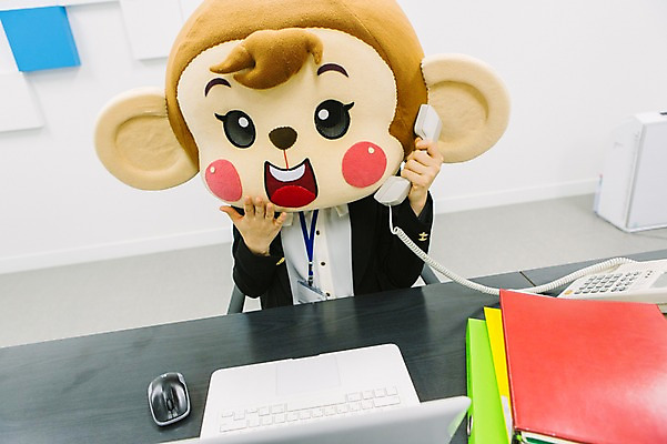 포토 JPG 여자 회사 실내 한명 미소 웃음 앉기 정장 상반신 20대 성인 앞모습 노트북 사무실 한국인 원숭이 업무 비즈니스우먼 유선전화기 수화기 파일 통화 원숭이캐릭터 동물탈 원숭이머리 인형탈 여자만 청년여자한명만 성인여자한명만 국내포토 1 옷 뷰포인트 동물캐릭터 비즈니스 포유류 모션 표정 사람 동양인 청년 내부 전자제품 작업 직장인 전화기 탈 여자한명만 성인여자만 청년여자만 파일형식