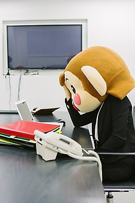 포토 JPG 여자 회사 스트레스 실내 한명 앉기 정장 상반신 20대 성인 옆모습 노트북 사무실 한국인 원숭이 업무 비즈니스우먼 유선전화기 파일 원숭이캐릭터 동물탈 원숭이머리 인형탈 여자만 청년여자한명만 성인여자한명만 국내포토 1 옷 뷰포인트 동물캐릭터 비즈니스 포유류 모션 사람 동양인 청년 내부 전자제품 작업 직장인 전화기 탈 여자한명만 성인여자만 청년여자만 파일형식