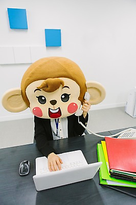 포토 JPG 여자 회사 실내 한명 미소 웃음 앉기 정장 상반신 20대 성인 앞모습 노트북 사무실 한국인 원숭이 업무 비즈니스우먼 유선전화기 수화기 파일 통화 원숭이캐릭터 동물탈 멀티태스크 원숭이머리 인형탈 여자만 청년여자한명만 성인여자한명만 국내포토 1 옷 뷰포인트 동물캐릭터 비즈니스 포유류 모션 표정 사람 동양인 청년 내부 전자제품 작업 직장인 전화기 탈 여자한명만 성인여자만 청년여자만 파일형식