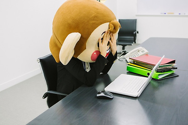 포토 JPG 여자 회사 스트레스 실내 한명 앉기 정장 상반신 20대 성인 노트북 사무실 한국인 원숭이 눈가림 업무 비즈니스우먼 파일 원숭이캐릭터 동물탈 원숭이머리 인형탈 여자만 청년여자한명만 성인여자한명만 국내포토 1 옷 동물캐릭터 비즈니스 포유류 모션 사람 동양인 청년 내부 전자제품 가림 작업 직장인 탈 여자한명만 성인여자만 청년여자만 파일형식