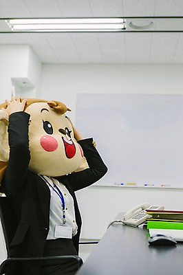 포토 JPG 여자 회사 스트레스 실내 한명 미소 웃음 앉기 정장 상반신 20대 성인 옆모습 사무실 한국인 원숭이 비즈니스우먼 원숭이캐릭터 동물탈 원숭이머리 인형탈 여자만 청년여자한명만 성인여자한명만 국내포토 1 옷 뷰포인트 동물캐릭터 비즈니스 포유류 모션 표정 사람 동양인 청년 내부 직장인 탈 여자한명만 성인여자만 청년여자만 파일형식