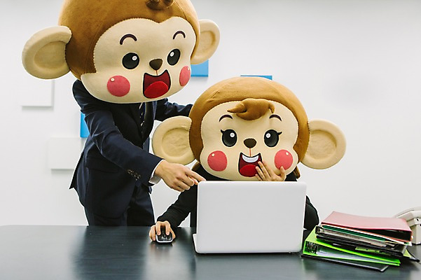 포토 JPG 여자 남자 회사 실내 서기 미소 웃음 앉기 정장 상반신 20대 성인 두명 앞모습 노트북 사무실 한국인 원숭이 가리킴 업무 도움 비즈니스맨 비즈니스우먼 파일 입가림 원숭이캐릭터 동물탈 원숭이머리 인형탈 청년만 성인만 국내포토 옷 뷰포인트 동물캐릭터 컨셉 비즈니스 포유류 모션 표정 사람 동양인 손짓 청년 내부 전자제품 가림 작업 직장인 탈 파일형식