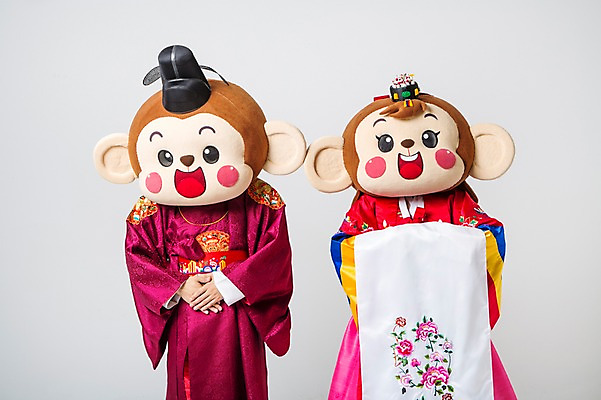 포토 JPG 스튜디오촬영 커플 여자 남자 신부 신랑 결혼 신혼부부 실내 서기 미소 웃음 상반신 20대 성인 두명 앞모습 한국인 원숭이 인사 한복 전통혼례 손모으기 혼례복 원숭이캐릭터 동물탈 배꼽인사 원숭이머리 인형탈 청년만 성인만 국내포토 한국전통 부부 뷰포인트 동물캐릭터 포유류 관계 모션 표정 사람 동양인 손짓 이벤트 청년 내부 예절 전통의상 전통의례 신혼 탈 파일형식
