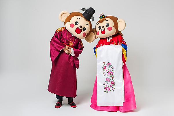 포토 JPG 스튜디오촬영 전신 커플 여자 남자 신부 신랑 결혼 신혼부부 실내 서기 미소 웃음 20대 성인 두명 앞모습 한국인 원숭이 인사 한복 전통혼례 손모으기 혼례복 원숭이캐릭터 동물탈 배꼽인사 원숭이머리 인형탈 청년만 성인만 국내포토 한국전통 부부 뷰포인트 동물캐릭터 포유류 관계 모션 표정 사람 동양인 손짓 이벤트 청년 내부 예절 전통의상 전통의례 신혼 탈 파일형식