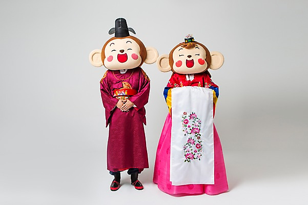 포토 JPG 스튜디오촬영 전신 커플 여자 남자 신부 신랑 결혼 신혼부부 실내 서기 미소 웃음 20대 성인 두명 앞모습 한국인 원숭이 한복 전통혼례 손모으기 혼례복 눈웃음 원숭이캐릭터 동물탈 원숭이머리 인형탈 청년만 성인만 국내포토 한국전통 부부 뷰포인트 동물캐릭터 포유류 관계 모션 표정 사람 동양인 손짓 이벤트 청년 내부 전통의상 전통의례 신혼 탈 파일형식