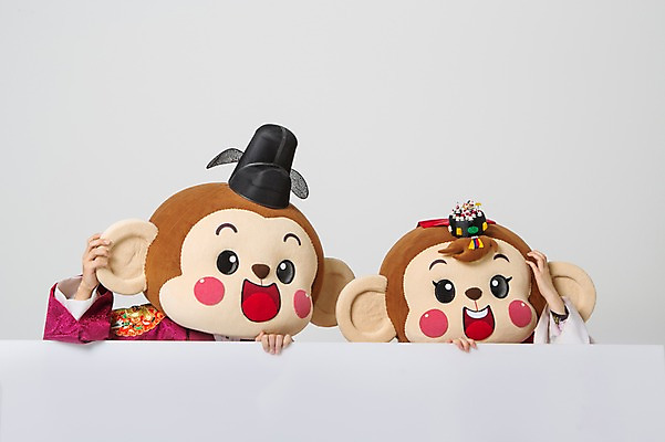 포토 JPG 스튜디오촬영 커플 여자 남자 신부 신랑 결혼 신혼부부 사각프레임 실내 미소 웃음 상반신 20대 성인 두명 앞모습 신체부위 한국인 원숭이 잡기 한복 전통혼례 귀 혼례복 원숭이캐릭터 동물탈 원숭이머리 인형탈 청년만 성인만 머리긁기 국내포토 한국전통 부부 뷰포인트 동물캐릭터 포유류 관계 모션 프레임 표정 사람 동양인 이벤트 청년 내부 사각형 전통의상 전통의례 신혼 탈 파일형식 긁기