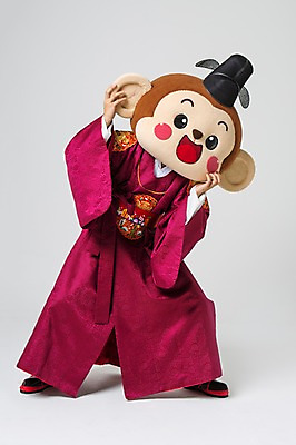 포토 JPG 스튜디오촬영 전신 남자 신랑 결혼 모션 실내 한명 서기 미소 웃음 20대 성인 앞모습 신체부위 한국인 원숭이 잡기 한복 전통혼례 귀 혼례복 원숭이캐릭터 동물탈 원숭이머리 인형탈 남자만 청년남자한명만 성인남자한명만 국내포토 1 한국전통 뷰포인트 동물캐릭터 포유류 표정 사람 동양인 이벤트 청년 내부 전통의상 전통의례 탈 남자한명만 성인남자만 청년남자만 파일형식