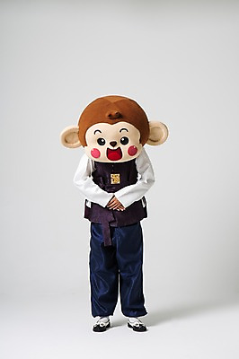 포토 JPG 스튜디오촬영 전신 남자 실내 허리숙이기 한명 서기 미소 웃음 20대 성인 앞모습 한국인 원숭이 인사 한복 손모으기 원숭이캐릭터 동물탈 배꼽인사 원숭이머리 인형탈 남자만 청년남자한명만 성인남자한명만 국내포토 1 한국전통 뷰포인트 동물캐릭터 포유류 모션 표정 숙이기 사람 동양인 손짓 청년 내부 예절 전통의상 탈 남자한명만 성인남자만 청년남자만 파일형식