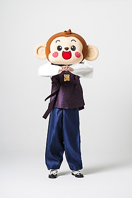 포토 JPG 스튜디오촬영 전신 남자 실내 한명 서기 미소 웃음 20대 성인 앞모습 한국인 원숭이 예절 절 한복 손모으기 원숭이캐릭터 동물탈 원숭이머리 인형탈 남자만 청년남자한명만 성인남자한명만 국내포토 1 한국전통 뷰포인트 동물캐릭터 포유류 모션 표정 사람 동양인 손짓 청년 내부 인사 전통의상 탈 남자한명만 성인남자만 청년남자만 파일형식