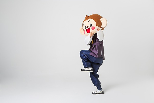 포토 JPG 스튜디오촬영 전신 남자 실내 한명 서기 미소 웃음 20대 성인 옆모습 한국인 원숭이 한복 원숭이캐릭터 권총모양 다리들기 동물탈 사랑의총알 원숭이머리 인형탈 총쏘기 남자만 청년남자한명만 성인남자한명만 국내포토 1 한국전통 뷰포인트 동물캐릭터 포유류 모션 표정 사람 동양인 손짓 청년 내부 전통의상 탈 남자한명만 성인남자만 청년남자만 파일형식