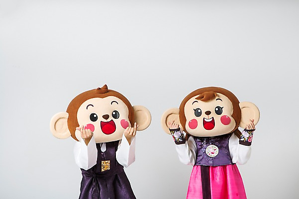 포토 JPG 스튜디오촬영 커플 여자 남자 실내 미소 웃음 손짓 상반신 20대 성인 두명 앞모습 한국인 원숭이 한복 원숭이캐릭터 손하트 동물탈 원숭이머리 인형탈 청년만 성인만 국내포토 한국전통 뷰포인트 동물캐릭터 포유류 관계 모션 표정 사람 동양인 청년 내부 전통의상 탈 파일형식