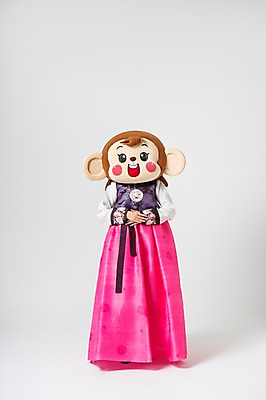 포토 JPG 스튜디오촬영 전신 여자 실내 한명 서기 미소 웃음 20대 성인 앞모습 한국인 원숭이 예절 절 한복 손모으기 원숭이캐릭터 동물탈 원숭이머리 인형탈 여자만 청년여자한명만 성인여자한명만 국내포토 1 한국전통 뷰포인트 동물캐릭터 포유류 모션 표정 사람 동양인 손짓 청년 내부 인사 전통의상 탈 여자한명만 성인여자만 청년여자만 파일형식