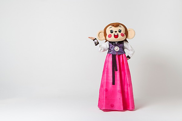 포토 JPG 스튜디오촬영 전신 여자 허리손 안내 실내 한명 서기 미소 웃음 손짓 20대 성인 앞모습 한국인 원숭이 한복 원숭이캐릭터 동물탈 원숭이머리 인형탈 여자만 청년여자한명만 성인여자한명만 국내포토 1 한국전통 뷰포인트 동물캐릭터 포즈 포유류 모션 표정 사람 동양인 청년 내부 전통의상 탈 여자한명만 성인여자만 청년여자만 파일형식