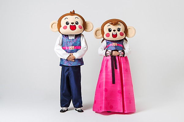 포토 JPG 스튜디오촬영 전신 커플 여자 남자 실내 서기 미소 웃음 20대 성인 두명 앞모습 한국인 원숭이 인사 한복 손모으기 원숭이캐릭터 동물탈 배꼽인사 원숭이머리 인형탈 청년만 성인만 국내포토 한국전통 뷰포인트 동물캐릭터 포유류 관계 모션 표정 사람 동양인 손짓 청년 내부 예절 전통의상 탈 파일형식