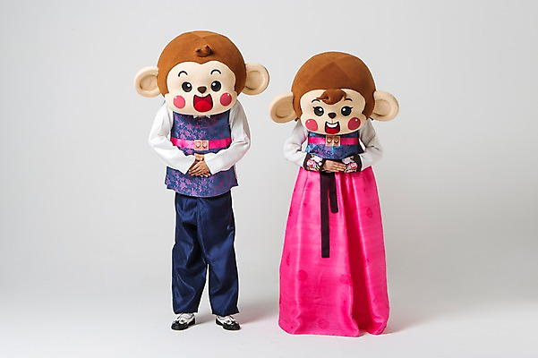포토 JPG 스튜디오촬영 전신 커플 여자 남자 실내 허리숙이기 서기 미소 웃음 20대 성인 두명 앞모습 한국인 원숭이 인사 한복 손모으기 원숭이캐릭터 동물탈 배꼽인사 원숭이머리 인형탈 청년만 성인만 국내포토 한국전통 뷰포인트 동물캐릭터 포유류 관계 모션 표정 숙이기 사람 동양인 손짓 청년 내부 예절 전통의상 탈 파일형식