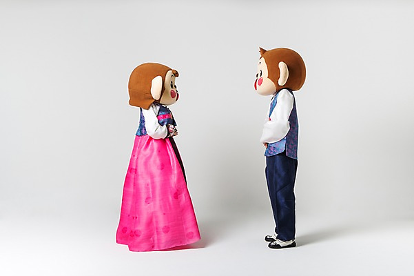 포토 JPG 스튜디오촬영 전신 커플 여자 남자 실내 서기 20대 성인 두명 옆모습 마주보기 한국인 원숭이 인사 한복 손모으기 원숭이캐릭터 동물탈 배꼽인사 원숭이머리 인형탈 청년만 성인만 국내포토 한국전통 뷰포인트 동물캐릭터 포유류 관계 모션 사람 동양인 손짓 청년 내부 예절 전통의상 탈 파일형식