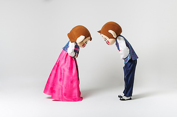 포토 JPG 스튜디오촬영 전신 커플 여자 남자 실내 허리숙이기 서기 20대 성인 두명 옆모습 마주보기 한국인 원숭이 인사 한복 손모으기 원숭이캐릭터 동물탈 배꼽인사 원숭이머리 인형탈 청년만 성인만 국내포토 한국전통 뷰포인트 동물캐릭터 포유류 관계 모션 숙이기 사람 동양인 손짓 청년 내부 예절 전통의상 탈 파일형식