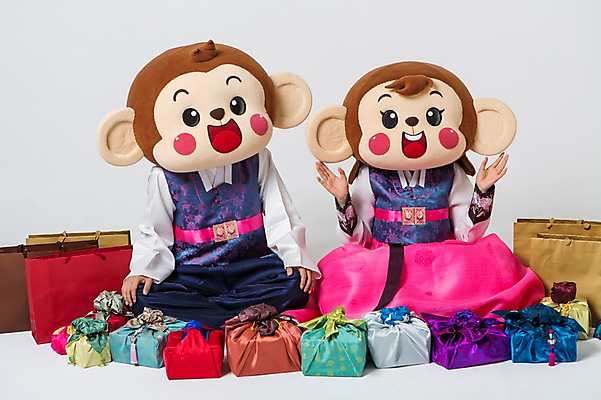 포토 JPG 스튜디오촬영 전신 커플 여자 남자 실내 선물 미소 웃음 20대 성인 두명 앞모습 쇼핑백 기쁨 한국인 원숭이 한복 가부좌 원숭이캐릭터 선물세트 감탄 동물탈 원숭이머리 인형탈 청년만 성인만 국내포토 한국전통 감정 뷰포인트 동물캐릭터 가방 포유류 관계 표정 사람 앉기 동양인 청년 내부 전통의상 탈 파일형식
