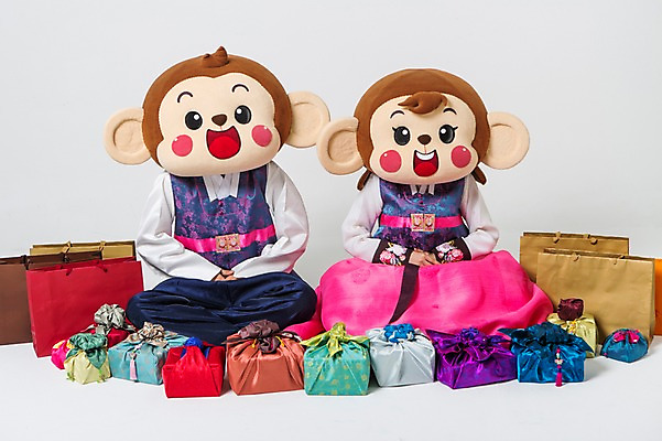 포토 JPG 스튜디오촬영 전신 커플 여자 남자 실내 선물 미소 웃음 20대 성인 두명 앞모습 쇼핑백 기쁨 한국인 원숭이 한복 가부좌 손모으기 원숭이캐릭터 선물세트 감탄 동물탈 원숭이머리 인형탈 청년만 성인만 국내포토 한국전통 감정 뷰포인트 동물캐릭터 가방 포유류 관계 표정 사람 앉기 동양인 손짓 청년 내부 전통의상 탈 파일형식