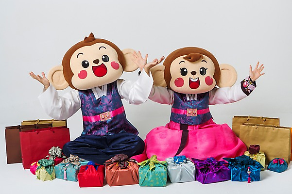 포토 JPG 스튜디오촬영 전신 커플 여자 남자 팔벌리기 실내 선물 미소 웃음 20대 성인 두명 앞모습 쇼핑백 손들기 기쁨 한국인 원숭이 한복 가부좌 원숭이캐릭터 선물세트 감탄 동물탈 원숭이머리 인형탈 청년만 성인만 국내포토 한국전통 감정 뷰포인트 동물캐릭터 가방 포유류 관계 모션 표정 사람 앉기 동양인 청년 내부 전통의상 탈 파일형식