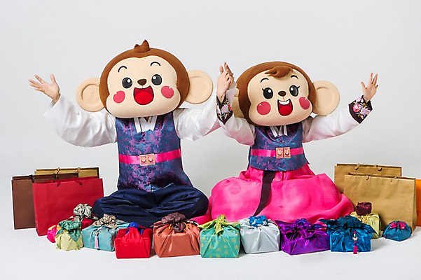 포토 JPG 스튜디오촬영 전신 커플 여자 남자 팔벌리기 실내 선물 미소 웃음 20대 성인 두명 앞모습 쇼핑백 손들기 기쁨 한국인 원숭이 한복 가부좌 원숭이캐릭터 선물세트 감탄 동물탈 원숭이머리 인형탈 청년만 성인만 국내포토 한국전통 감정 뷰포인트 동물캐릭터 가방 포유류 관계 모션 표정 사람 앉기 동양인 청년 내부 전통의상 탈 파일형식