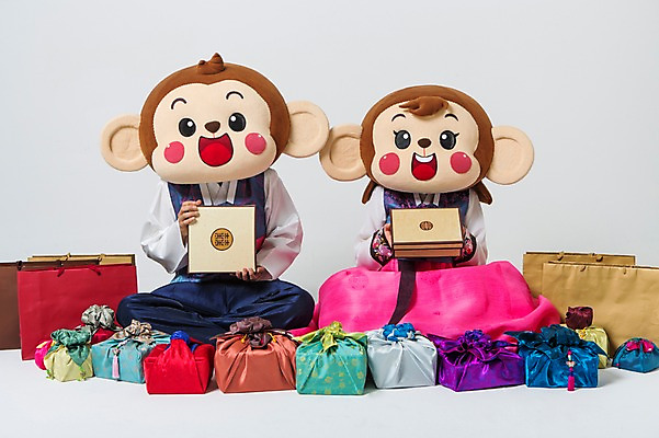 포토 JPG 스튜디오촬영 전신 커플 여자 남자 실내 선물 미소 웃음 들기 20대 성인 두명 앞모습 선물상자 쇼핑백 기쁨 한국인 원숭이 한복 가부좌 원숭이캐릭터 선물세트 감탄 동물탈 원숭이머리 인형탈 청년만 성인만 국내포토 한국전통 감정 뷰포인트 동물캐릭터 가방 포유류 관계 모션 표정 사람 앉기 동양인 청년 내부 상자 전통의상 탈 파일형식