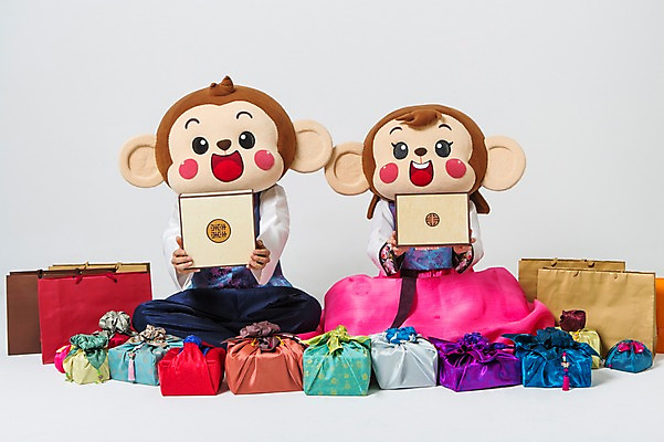포토 JPG 스튜디오촬영 전신 커플 여자 남자 실내 선물 미소 웃음 들기 20대 성인 두명 앞모습 선물상자 쇼핑백 기쁨 한국인 원숭이 한복 가부좌 원숭이캐릭터 선물세트 감탄 동물탈 원숭이머리 인형탈 청년만 성인만 국내포토 한국전통 감정 뷰포인트 동물캐릭터 가방 포유류 관계 모션 표정 사람 앉기 동양인 청년 내부 상자 전통의상 탈 파일형식