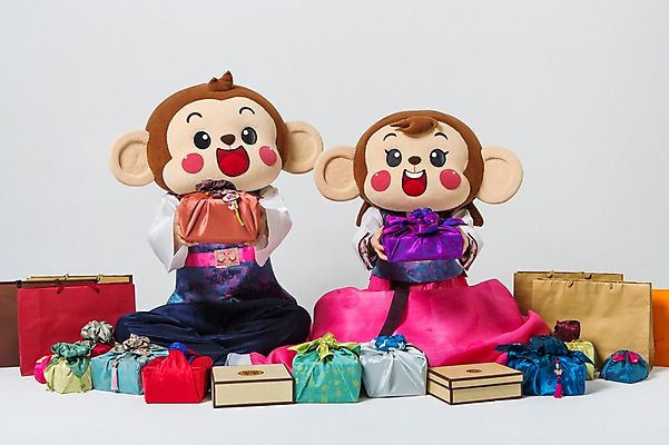 포토 JPG 스튜디오촬영 전신 커플 여자 남자 실내 선물 미소 웃음 들기 20대 성인 두명 앞모습 쇼핑백 기쁨 한국인 원숭이 한복 주기 가부좌 원숭이캐릭터 선물세트 감탄 동물탈 원숭이머리 인형탈 청년만 성인만 국내포토 한국전통 감정 뷰포인트 동물캐릭터 가방 포유류 관계 모션 표정 사람 앉기 동양인 청년 내부 전통의상 탈 파일형식