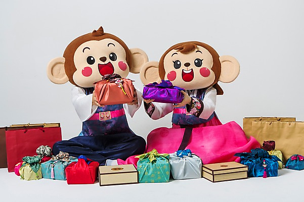 포토 JPG 스튜디오촬영 전신 커플 여자 남자 실내 선물 미소 웃음 들기 20대 성인 두명 앞모습 쇼핑백 기쁨 한국인 원숭이 한복 주기 가부좌 원숭이캐릭터 선물세트 감탄 동물탈 원숭이머리 인형탈 청년만 성인만 국내포토 한국전통 감정 뷰포인트 동물캐릭터 가방 포유류 관계 모션 표정 사람 앉기 동양인 청년 내부 전통의상 탈 파일형식